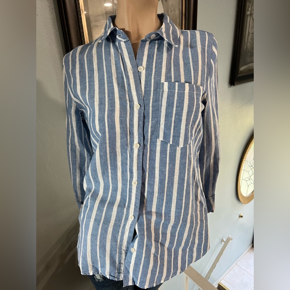 Forever 21 Size Medium blue pinstriped 48% linen top
